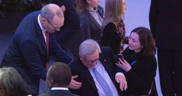 Vrávorajícího Junckera zachránili asistenti. Ve Vídni ho prý trápil houser
