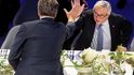 Junckerovo high five s chorvatským premiérem Andrejem Plenkovićem.