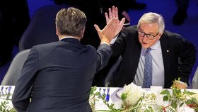 Junckerovo high five s chorvatským premiérem Andrejem Plenkovićem