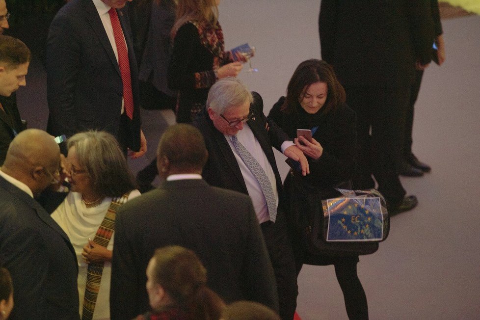 Předsedovi Evropské komise Jeanu-Cladu Junkerovi se na schodech na fóru ve Vídni zamotaly nohy, na pomoc museli přispěchat asistenti, (17.12.2018).