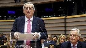 Předseda Evropské komise jean-Claude Juncker se účastnil pietní ceremonie ve Rwandě, málem u toho zapálil první pár.