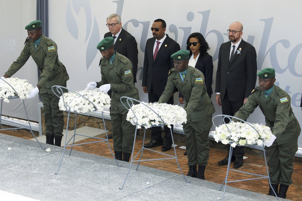 Předseda Evropské komise Jean-Claude Juncker se účastnil pietní ceremonie ve Rwandě, málem u toho zapálil první pár.