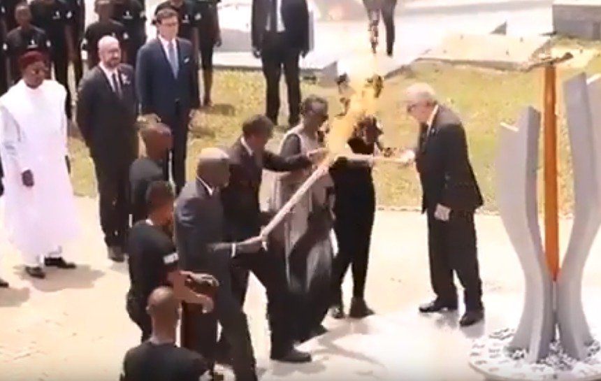 Předseda Evropské komise Jean-Claude Juncker se účastnil pietní ceremonie ve Rwandě, málem u toho zapálil první pár.