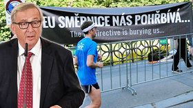 Příjezd šéfa Evropské mise Junckera na Žofín: Demonstranti vyrazili protestovat proti regulaci zbraní
