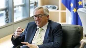 Juncker nehodlá odstoupit, navzdory kritice z mnoha stran