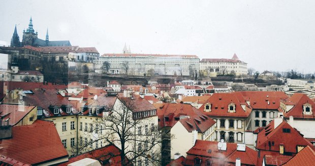 I pohled na malostranské paláce a panorama Pražského hradu přidává na ceně pokoje