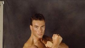 Jean-Claude Van Damme a jeho bicepsy, které by chtěl i Kim Čong-un