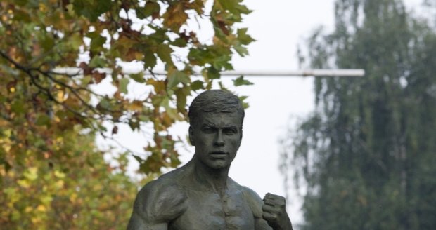 Bronzová socha měří 174 centimetrů