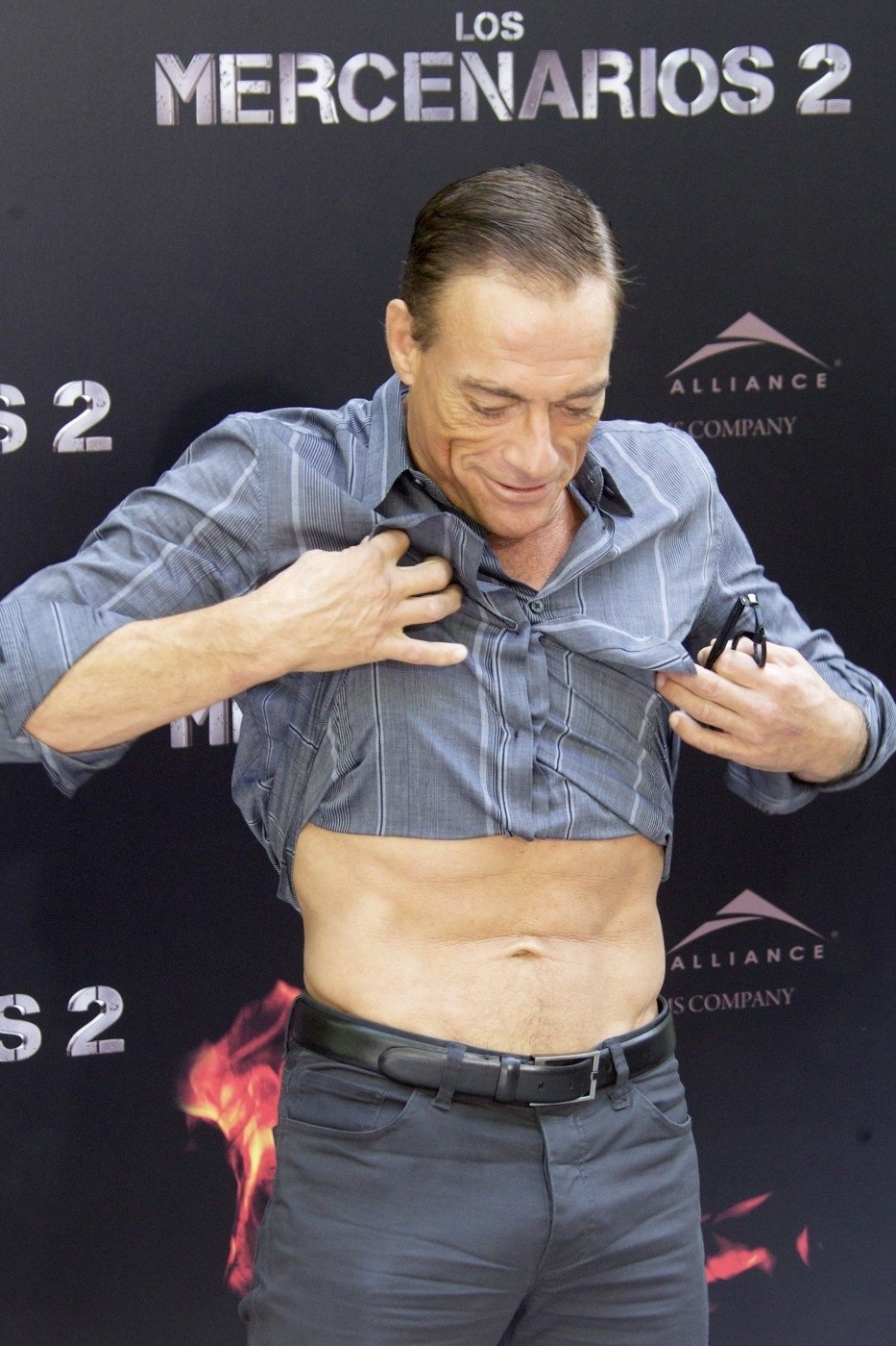 Jean Claude na představování filmu Postradatelní 2 ukázala své pověstné vypracované břicho