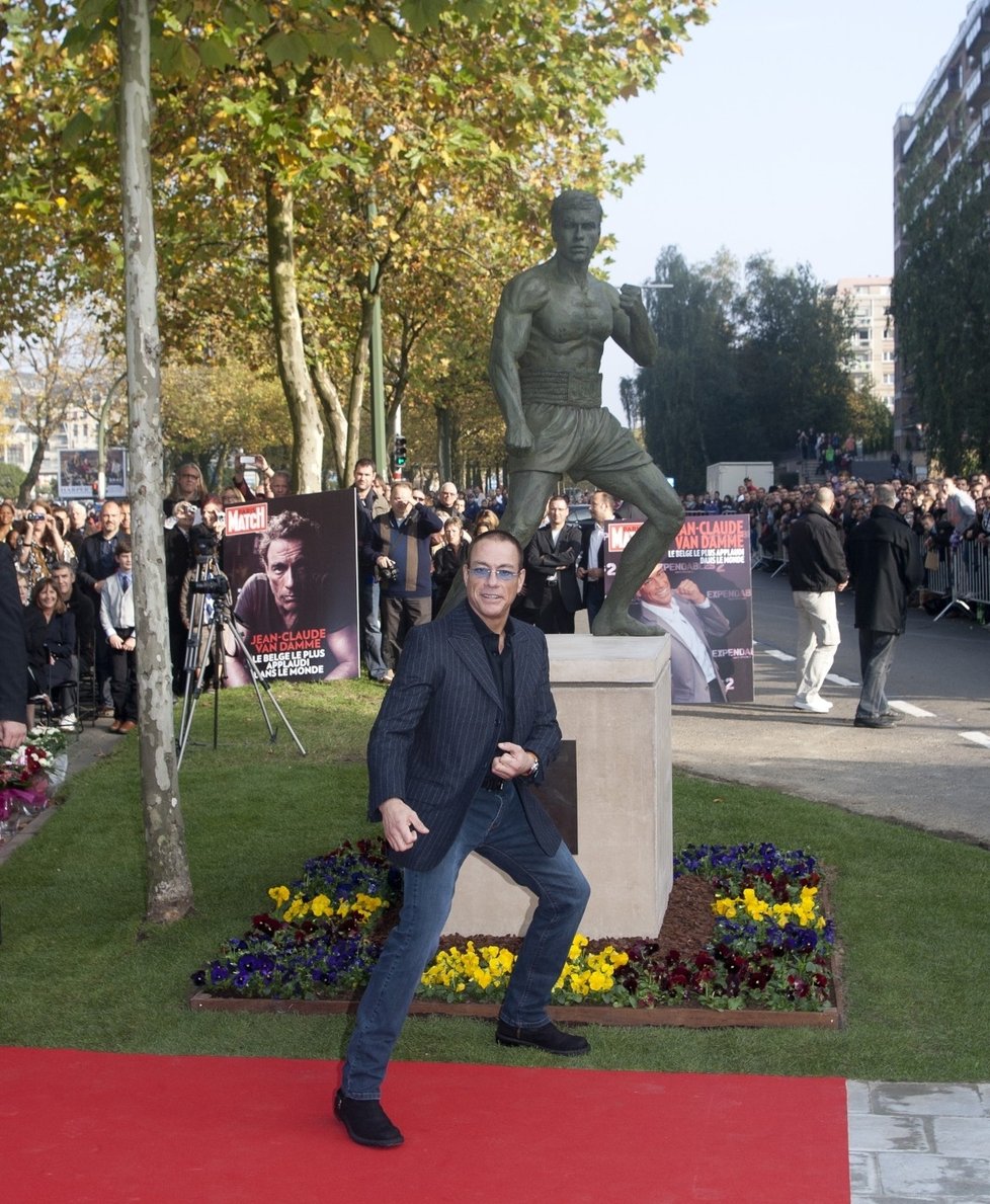 Jean-Claude ve svém typickém postoji před sochou v Bruselu
