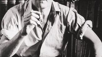 Jean Genet: Francouzský básník, dramatik a spisovatel, který se živil krádežemi, žebráním a prostitucí