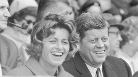 Zemřela Jean Kennedyová, sestra prezidenta Kennedyho.  Na archivním snímku Jean a její bratr John