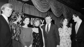 Zemřela Jean Kennedyová, sestra prezidenta Kennedyho.  Na snímku zleva: Steve Smith, Pat Lawfordová, Jackie Onassisová, Jean Kennedyová Smithová, senátor Edward M. Kennedy, Kerry Kennedyová, dcera senátora Roberta F. Kennedyho, a Steve Smith mladší.