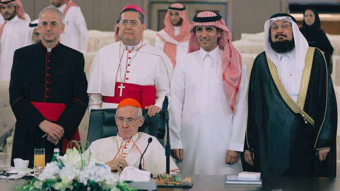 Počátkem roku 2018 navštívil Saúdskou Arábii vyslanec Vatikánu kardinál Jean-Louis Tauran (na snímku sedí) a začal vyjednávat s představiteli země o stavbě prvního kostela na území Saúdské Arábie od dobytí Arabského poloostrova muslimy v 7. století