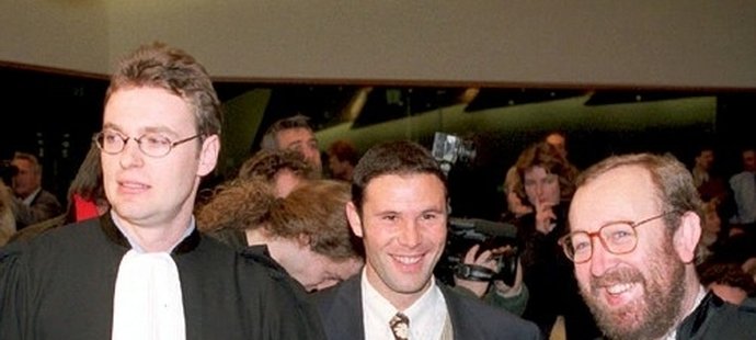 Jean-Marc Bosman se svými právníky v roce 1995, kdy se mu podařilo změnit pravidla v přestupové politice.