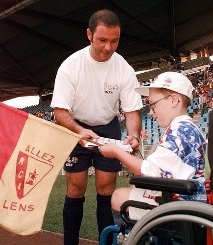 Jean-Marc Bosman v roce 1998, podepisuje se fanouškovi na vozíčku