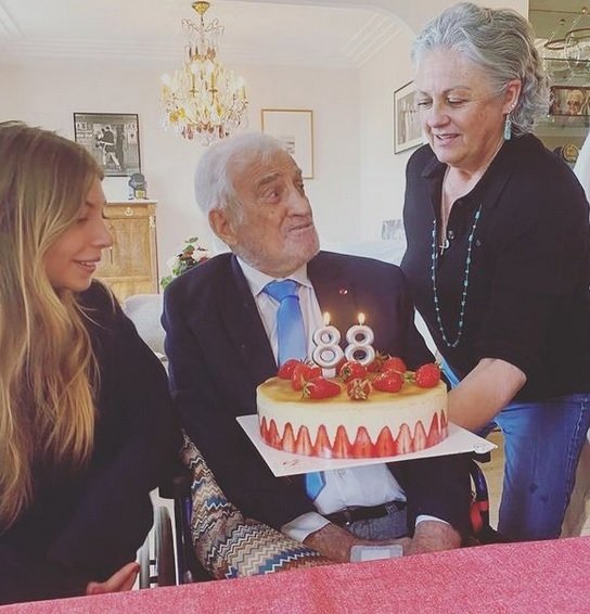 Jean-Paul Belmondo na oslavě svých 88. narozenin s rodinou