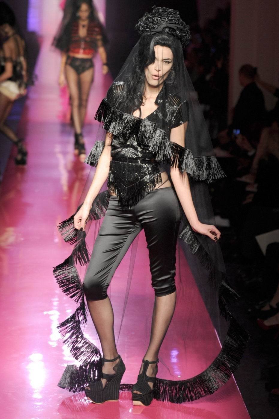 Francouzský návrhář Jean Paul Gaultier vzda hold Amy Winehouse
