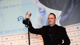 Jean Reno převzal cenu od Bartošky: Čekaly na něj davy fanoušků