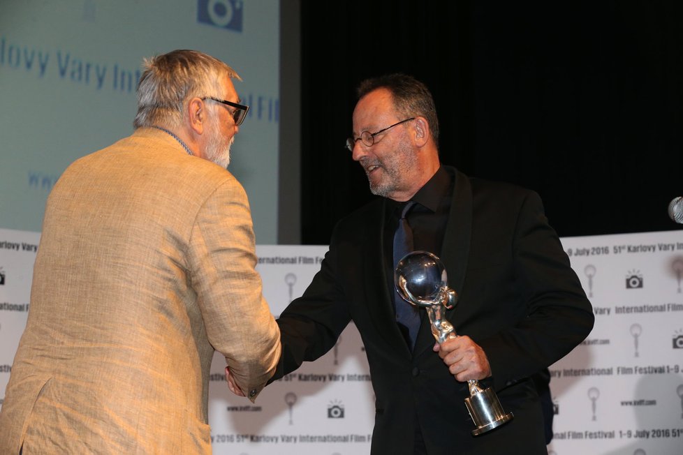Jean Reno převzal cenu prezidenta festivalu z rukou Jiřího Bartošky