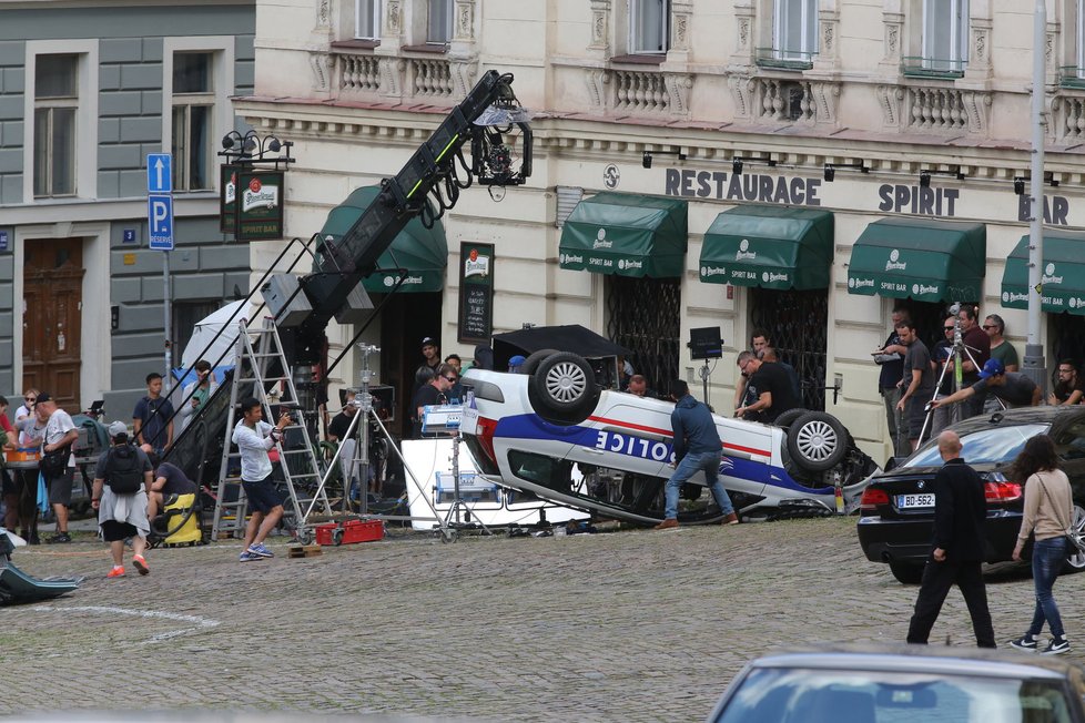 Natáčení filmu Adventurers v Praze: Francouzské policejní auto na střeše před žižkovskou hospodou se jen tak nevidí.