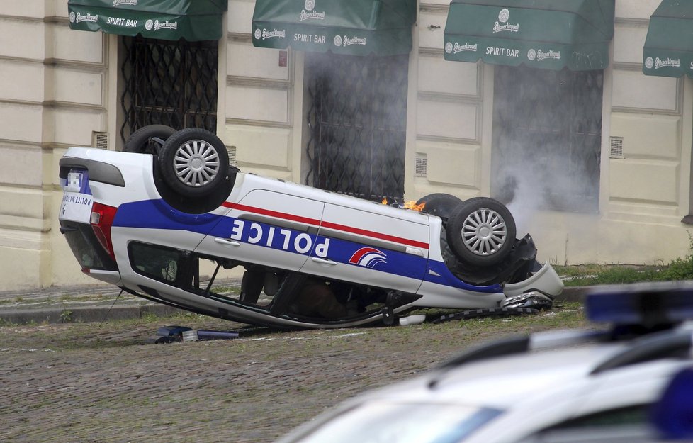 Natáčení filmu Adventurers v Praze: Francouzské policejní auto na střeše před žižkovskou hospodou se jen tak nevidí.