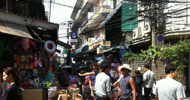 Natáčení scén v bangkokské čtvrti