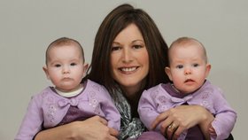 Jeanette se svými dvěma holčičkami, které na svět přišly za poněkud dramatických okolností
