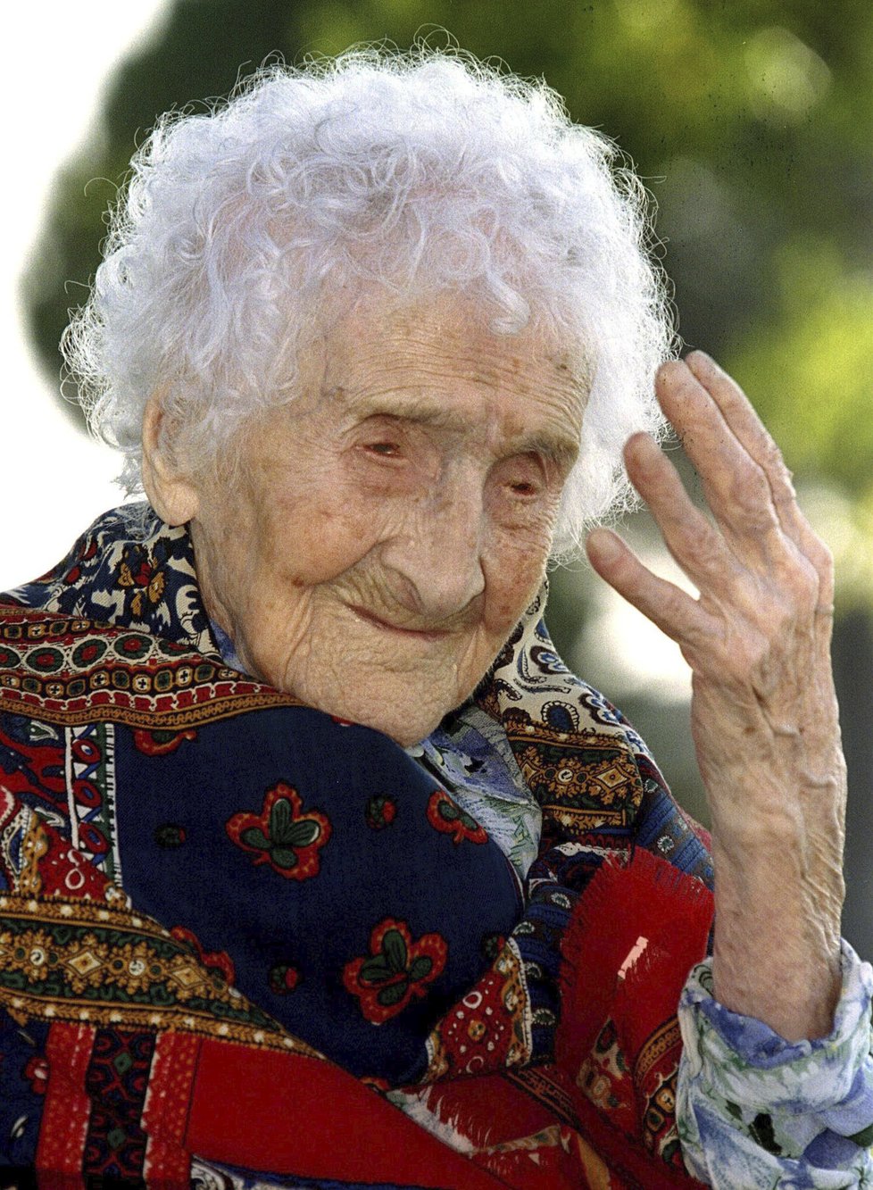 Jeanne Calmentová, dosud nejstarší uznávaná žena historie, možná lhala o svém věku. Pravdu zjistí exhumace jejího těla