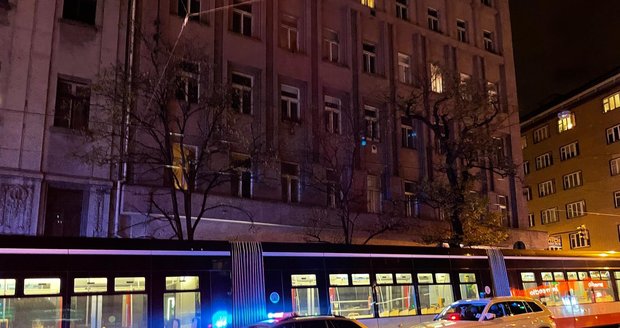 Na tramvajovou zastávku Ječná vjel automobil. Srazil přitom chodce, který utrpěl vážná zranění (2. listopadu 2021).