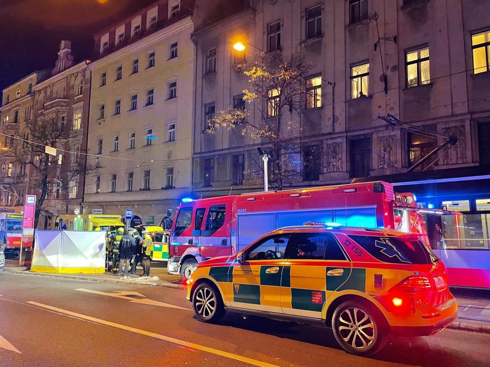 Na tramvajovou zastávku Ječná vjel automobil. Srazil přitom chodce, který utrpěl vážná zranění (2. listopadu 2021).