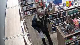 Pražští policisté pátrají po muži, který si z knihkupectví odnesl téměř 90 knih. Bez zaplacení. 