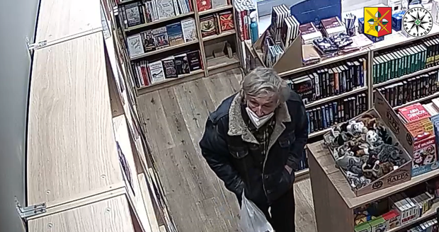 Pražští policisté pátrají po muži, který si z knihkupectví odnesl téměř 90 knih. Bez zaplacení. 