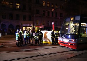 Na tramvajovou zastávku Ječná vjel automobil. Srazil přitom chodce, který utrpěl vážná poranění. Muž zraněním bohužel podlehl. Řidič, který nehodu způsobil, z místa odjel! (2. listopadu 2021)