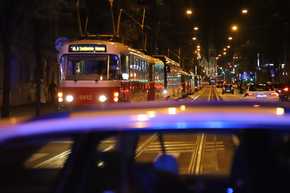 Na tramvajovou zastávku Ječná vjel automobil. Srazil přitom chodce, který utrpěl vážná zranění. Muž zraněním bohužel podlehl. Řidič, jenž nehodu způsobil, z místa odjel (2. listopadu 2021)!