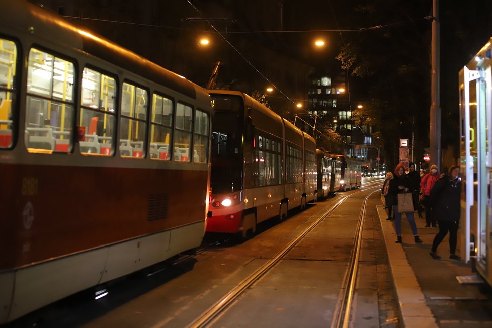 Na tramvajovou zastávku Ječná vjel automobil. Srazil přitom chodce, který utrpěl vážná zranění. Muž zraněním bohužel podlehl. Řidič, jenž nehodu způsobil, z místa odjel (2. listopadu 2021)!