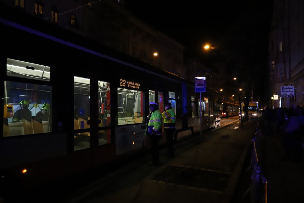 Na tramvajovou zastávku Ječná vjel automobil. Srazil přitom chodce, který utrpěl vážná zranění. Muž zraněním bohužel podlehl. Řidič, jenž nehodu způsobil, z místa odjel (2. listopadu 2021)!