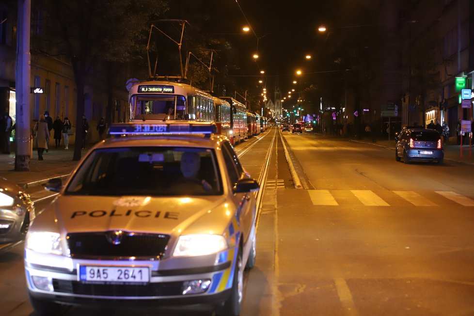 Na tramvajovou zastávku Ječná vjel automobil. Srazil přitom chodce, který utrpěl vážná zranění. Muž zraněním bohužel podlehl. Řidič, jenž nehodu způsobil, z místa odjel (2. listopadu 2021)!