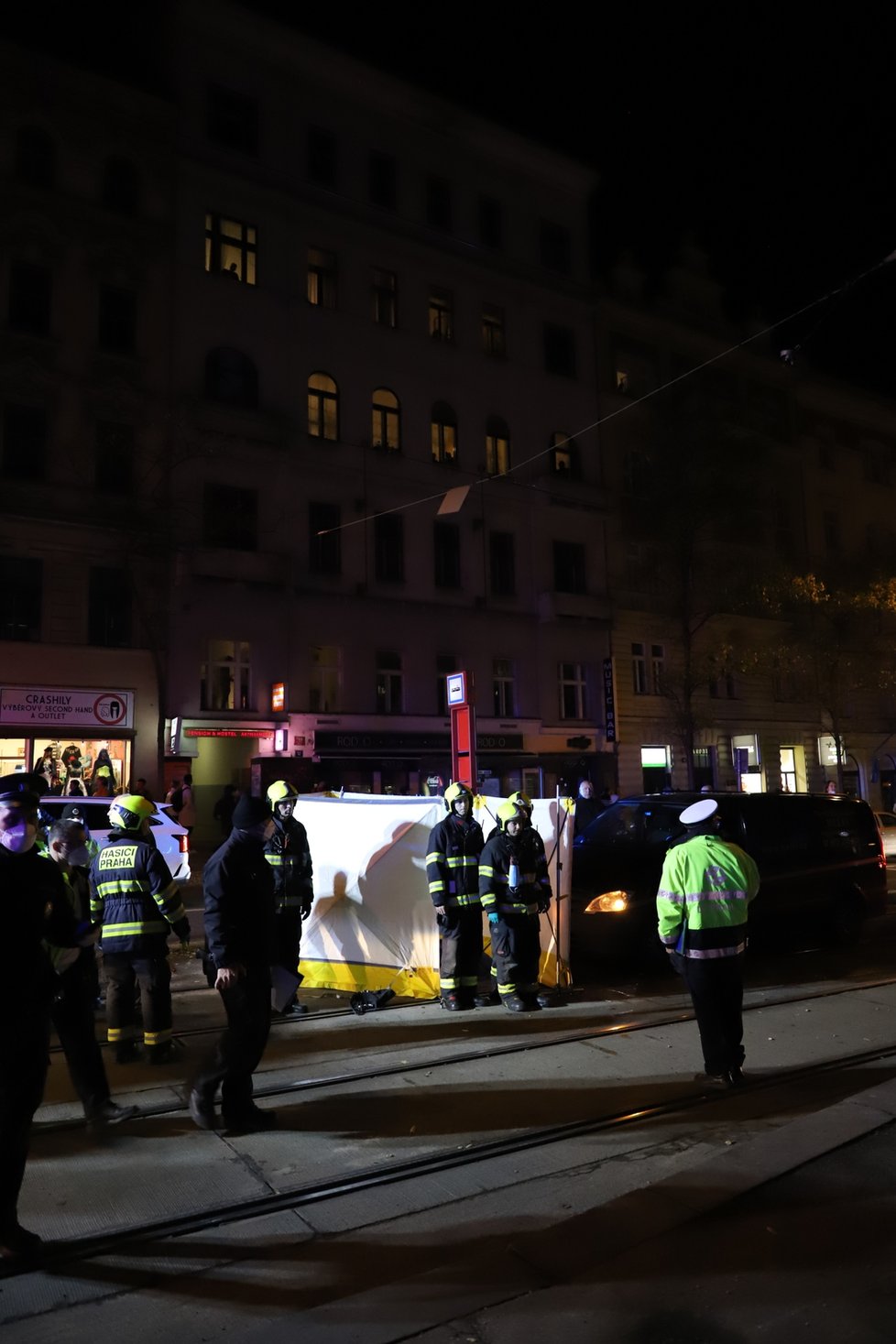 Na tramvajovou zastávku Ječná vjel automobil. Srazil přitom chodce, který utrpěl vážná zranění. Muž zraněním bohužel podlehl. Řidič, jenž nehodu způsobil, z místa odjel (2. listopadu 2021)!