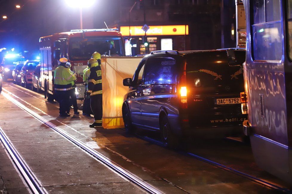 Na tramvajovou zastávku Ječná vjel automobil. Srazil přitom chodce, který utrpěl vážná zranění. Muž zraněním bohužel podlehl. Řidič, jenž nehodu způsobil, z místa odjel (2. listopadu 2021)!