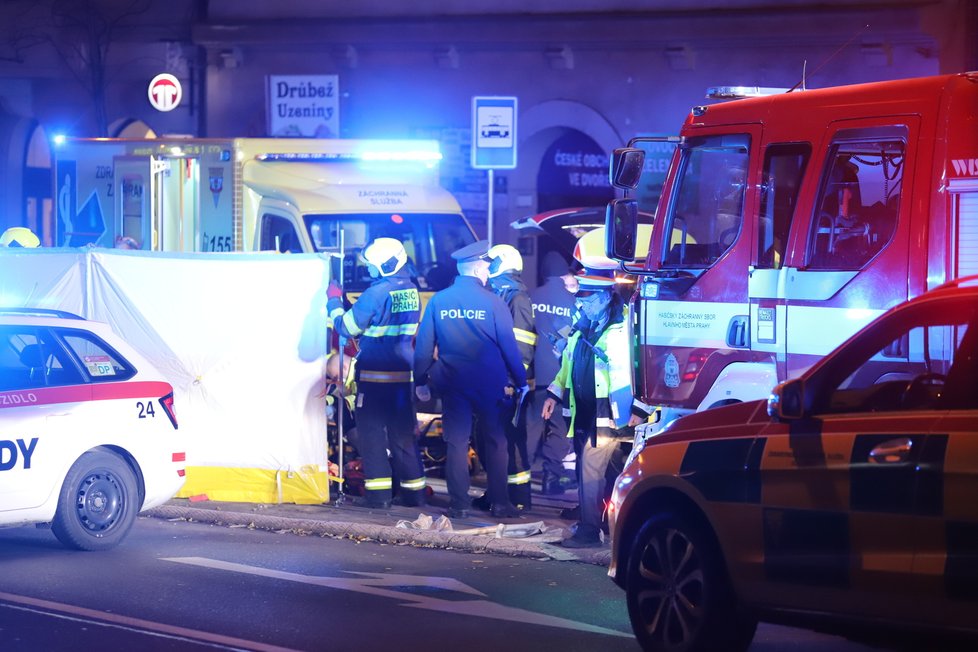 Na tramvajovou zastávku Ječná vjel automobil. Srazil přitom chodce, který utrpěl vážná zranění. Muž zraněním bohužel podlehl. Řidič, jenž nehodu způsobil, z místa odjel (2. listopadu 2021)!