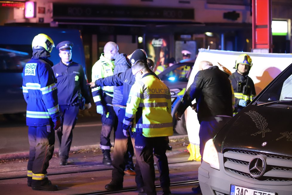 Na tramvajovou zastávku Ječná vjel automobil. Srazil přitom chodce, který utrpěl vážná zranění. Muž zraněním bohužel podlehl. Řidič, jenž nehodu způsobil, z místa odjel (2. listopadu 2021)!