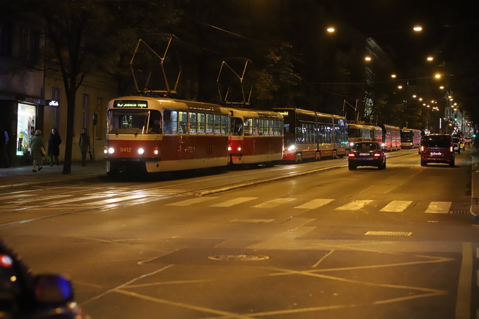 Na tramvajovou zastávku Ječná vjel automobil. Srazil přitom chodce, který utrpěl vážná zranění. Muž zraněním bohužel podlehl. Řidič, jenž nehodu způsobil, z místa odjel (2. listopadu 2021)!