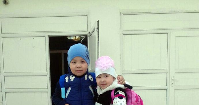 Sourozenci se otrávili kebabem: Holčička (2) zemřela, chlapeček (4) bojuje o život.