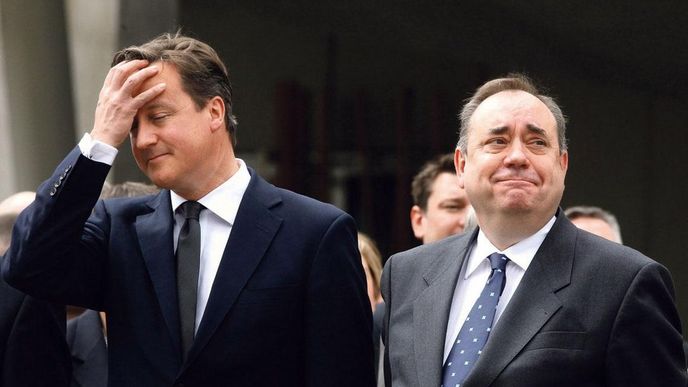 Jeden spěchá, druhý otálí. Premiér David Cameron (vlevo) žádá referendum o skotské nezávislosti do 18 měsíců, šéf skotské vlády Alex Salmond si naopak dává načas