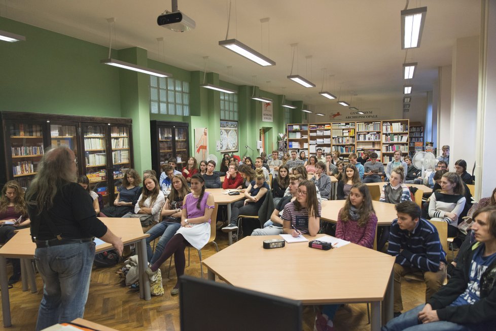 Disident František Stárek při debatě se studenty.