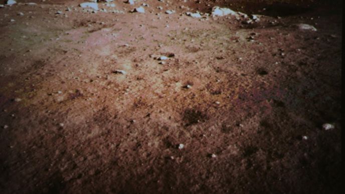 Jeden z prvních snímků, které čínská lunární sonda poslala ne zemi