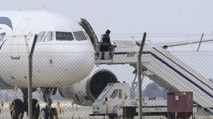 Jeden z rukojmích opouští unesené egyptské letadlo na Kypru