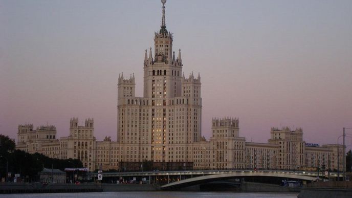 Jeden ze stalinských mrakodrapů v Moskvě