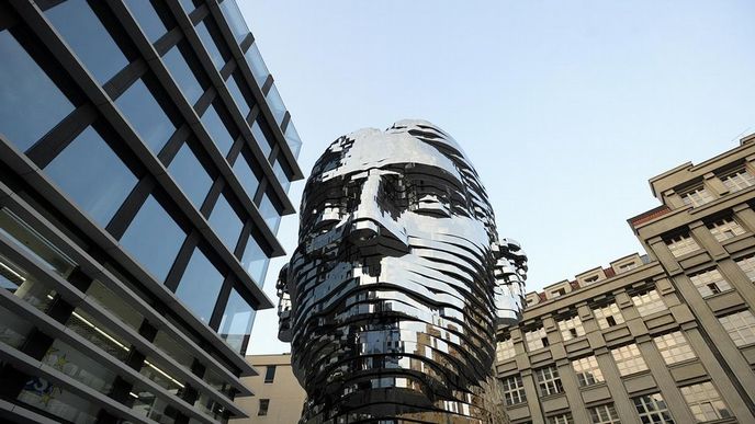Jedenáctimetrová socha Franze Kafky Davida Černého, kterou v roce 2014 zkonstruovala firma Deimos. Váží celkem 39 tun. Investor za ni zaplatil 30 milionů korun.